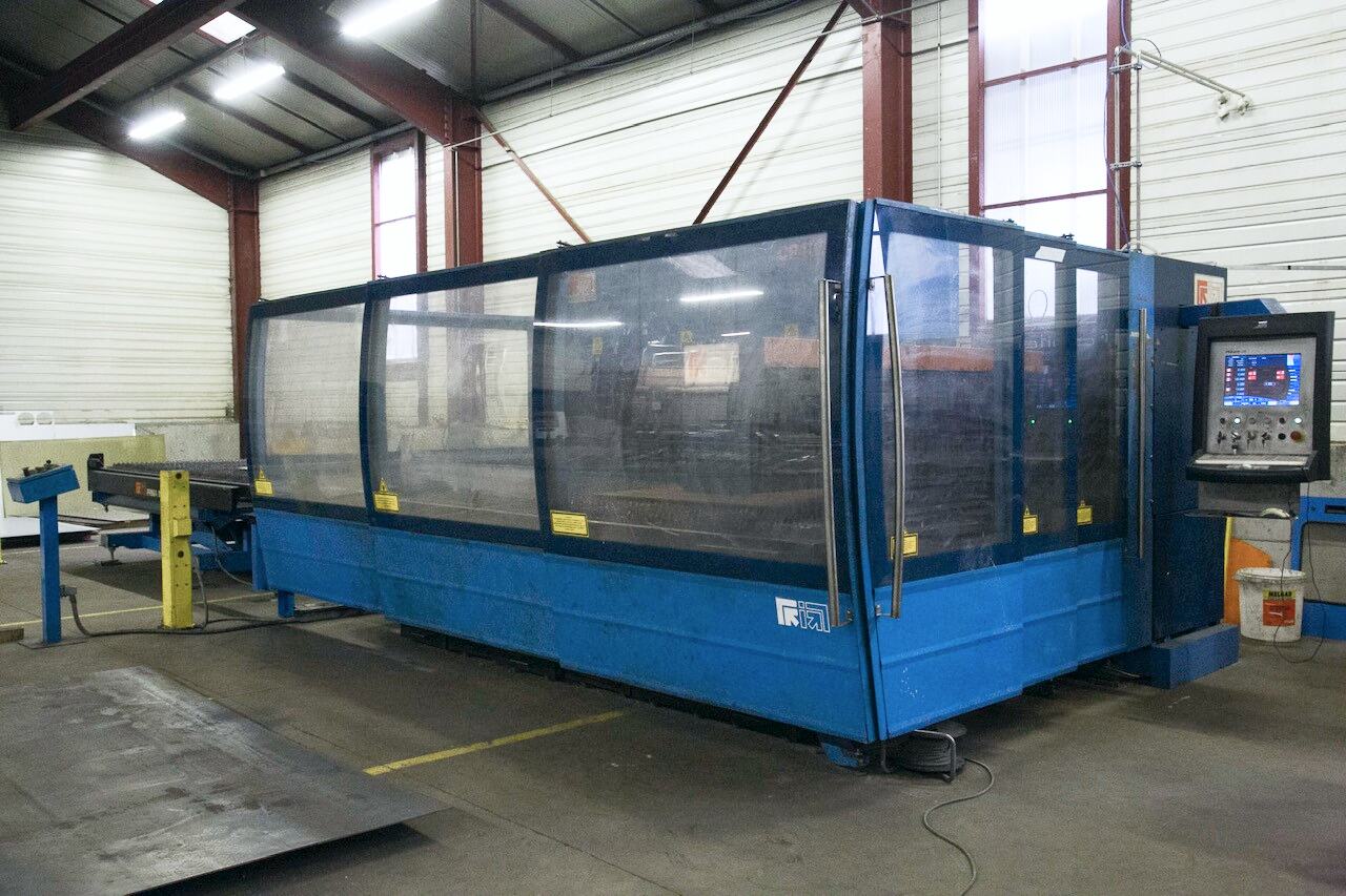 Machine de découpe laser dans l'atelier Metal Spes